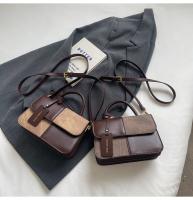Nuevo bolso de mensajero versátil de hombro, bolso cuadrado pequeño portátil con costuras. - details 45
