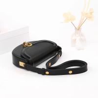 Bolso de sillín de moda para mujer, bolso de hombro tipo mensajero de color sólido de moda 2024 con correa ajustable, resistente a la decoloración, forro de poliéster, cierre de cierre de beso, pintura de borde acolchado - negro/rojo - details 2