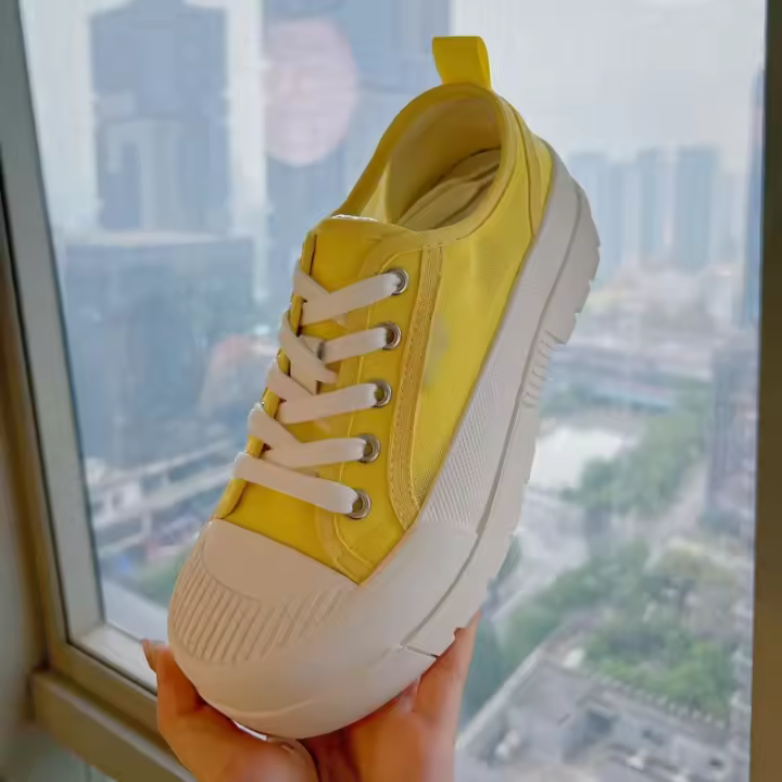 Nuevos zapatos blancos de moda para mujer con cordones pequeños y cabeza redonda versátil, y cómodos zapatos deportivos de plataforma. - 1