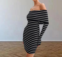 Vestido corto informal de punto con hombros descubiertos y manga larga a rayas para vacaciones en la playa - details 0