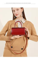 Bandolera de cuero de vaca portátil pequeña bolsa cuadrada para mujer - details 16