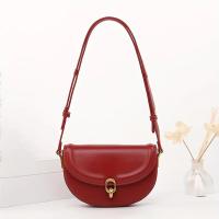 Bolso de sillín de moda para mujer, bolso de hombro tipo mensajero de color sólido de moda 2024 con correa ajustable, resistente a la decoloración, forro de poliéster, cierre de cierre de beso, pintura de borde acolchado - negro/rojo - details 6