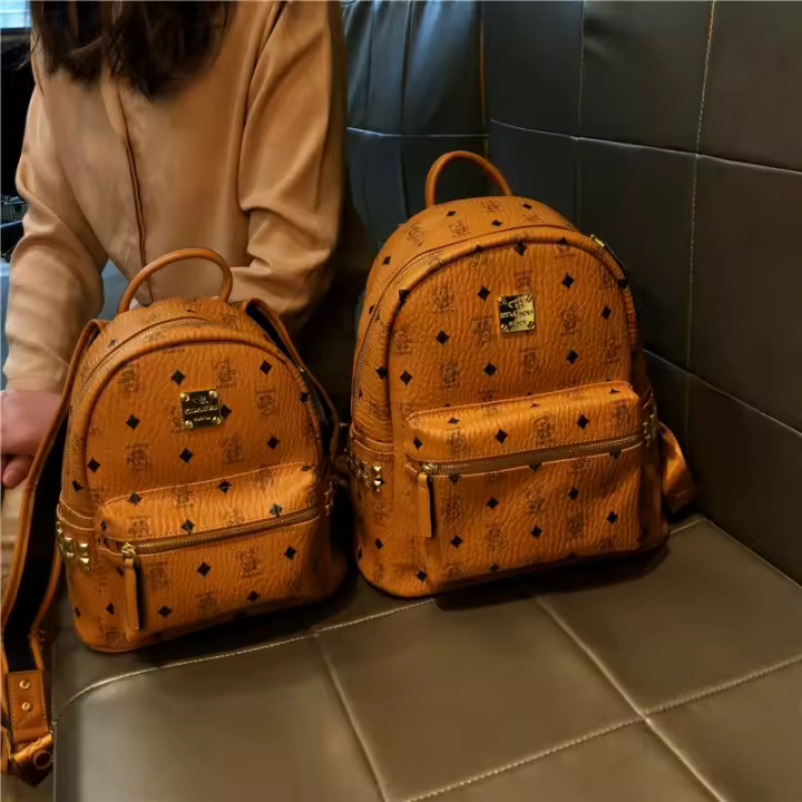 Mochila de gran capacidad con textura de lujo ligera marca Hong Kong2025Mochila con remaches de estilo occidental - 1