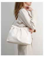 Bolsos de mujer de gran capacidad a la moda, nuevo bolso de mensajero de cadena plisada con textura de alta calidad en color sólido. - details 11