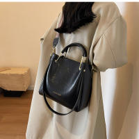 Bolso de hombro de cuero PU de gran capacidad para mujer, bolsos de mano de diseñador, tendencia de moda, invierno, 2023 - details 18