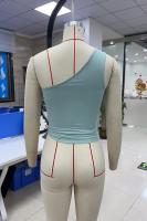 Top corto Y2k fruncido asimétrico con recorte, top cruzado de un hombro para mujer, sin mangas, envolvente, para entrenamiento, yoga, con lazo lateral. - details 2