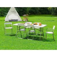 mesa plegable en jardín