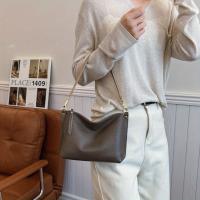 Bolso tote de cuero genuino de grano superior para mujer - Bolso convertible de hombro y bandolera |   Diseño minimalista y elegante, bolso premium para desplazamientos diarios, trabajo y viajes |   Transporte multidireccional: mano, hombro, muñeca |   Al - details 11