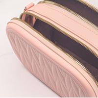 Neceser de viaje moderno de piel sintética, bolso bandolera cuadrado portátil, diseño acolchado con correa, organizador de artículos de tocador impermeable - details 10