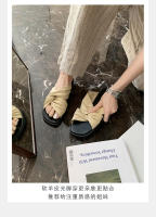 Zapatillas de las mujeres de verano pliegues retorcido fondo plano exterior desgaste sandalias versátil cabeza cuadrada nube media arrastre - details 17