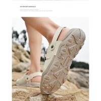 Verano dos usan zapatillas de playa, sandalias deportivas al aire libre y zapatos de montañismo. - details 21