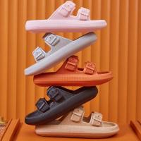 Zapatillas suaves con hebilla a la moda para mujer, sandalias deslizantes con plataforma de almohada para mujer, zapatilla de casa antideslizante Eva para parejas, novedad de verano 2023 - details 1