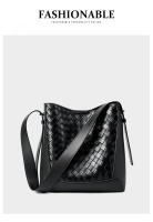 Bolso de hombro de cuero tejido a mano de gran capacidad a la moda bandolera bandolera bandolera para mujer - details 24