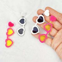 Kuguys - Hermosas gafas de sol para mujer, aretes colgantes en forma de corazón, joyería acrílica de playa Trcal de verano, blanco, rosa y rojo - details 8