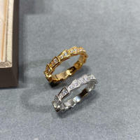ВVLGΑRΙ ™ SERPENTI VIPER RING Personaliza el conjunto de alianzas de boda de oro blanco de 18 quilates Serpenti Viper con diamantes pavé completos - details 0