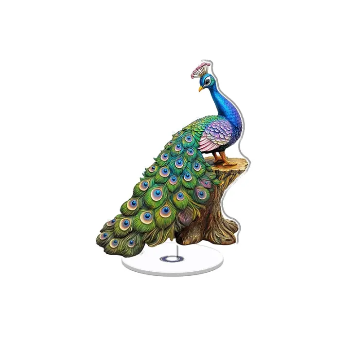 Adorno acrílico giratorio con una estatua de pavo real hecha a mano sentada en un tocón de árbol con vibrantes plumas azules, verdes, moradas y rosas. - 1