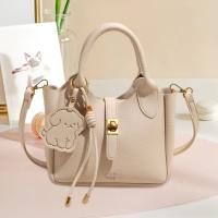 Bolso de mano elegante con forma de cubo cruzado inclinado, bolso de mano con colgante de cachorro para mujer, bolso de hombro de cuero de PU de alta gama con patrón de lichi, primavera y verano - details 29
