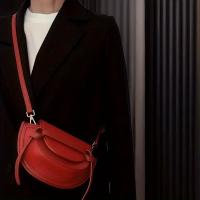 Bolso bandolera ajustable para mujer - Poliéster duradero de color rojo vibrante, compartimento espacioso para teléfono, lápiz labial y documento de identidad - Elegante y funcional para el desplazamiento diario, compras, trabajo - details 9