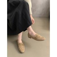 Un zapato sencillo retro de estilo francés con punta redonda para mujer con suela plana y gorros. - details 8