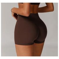 Una mujer con pantalones cortos de yoga de cintura alta que levantan la cadera sobre pantalones cortos deportivos ajustados, adelgazantes y para correr. - details 12