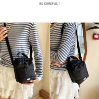 Bolso de hombro con cordón de nailon, bolso ligero con correa ajustable para teléfono, bolso de cubo de estilo coreano de gran capacidad para viaje - details 26