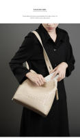 Bolso de hombro de cuero tejido a mano de gran capacidad a la moda bandolera bandolera bandolera para mujer - details 12