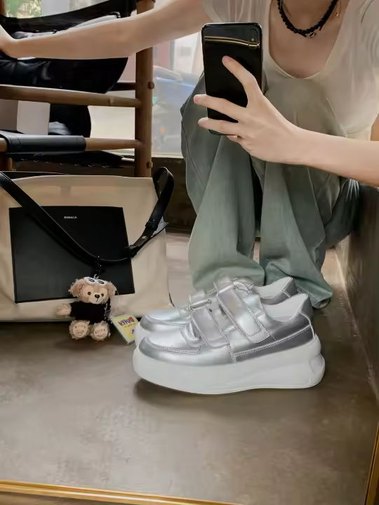 Zapatos blancos de velcro de suela gruesa, nuevos zapatos de tablero deportivos casuales plateados - 1