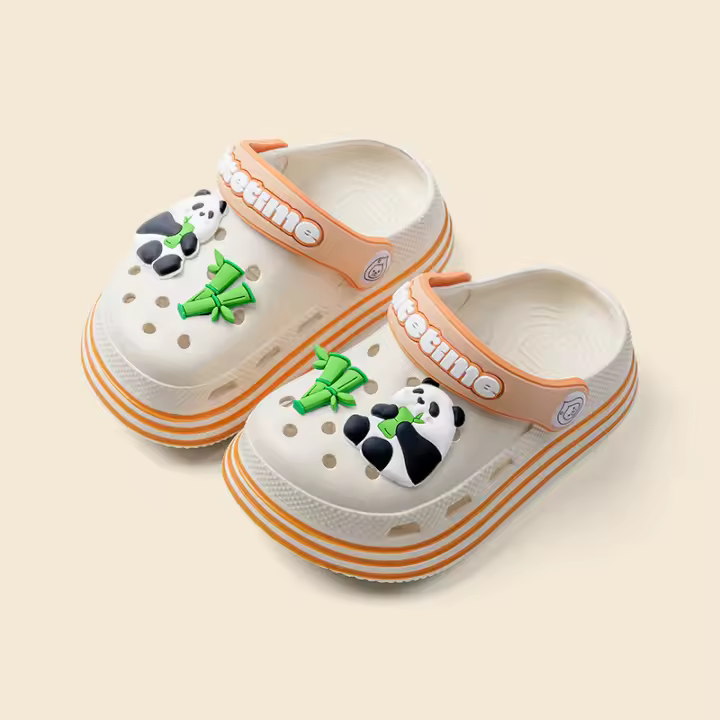 Zapatillas rojas de panda para niños con suela antideslizante y agujeros. - 1