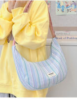 Bolso de mensajero de gran capacidad para estudiantes informales, nuevo bolso de hombro versátil a rayas de color en contraste para mujer, bolso de viaje personalizado tipo dumpling. - details 32