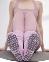 Calcetines de yoga de algodón tipo toalla con rayas de punto de silicona antideslizantes para mujer, cálidos, para pilates, con agarre, tipo tripulación. - details 2