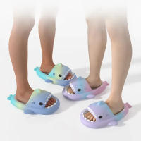 Pantuflas de Tiburón de Gradiente EVA para Verano 2024 Sandalias de Interior Suaves de Color Caramelo para Niños Solas Gruesas para Mujeres Hombres - details 1