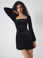 La mujer baja la cintura y es delgada. un vestido de terciopelo de manga larga en la fiesta - details 3
