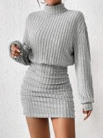 Vestido cruzado a la cadera de manga larga con cuello alto y tiras de punto delgado y elegante - details 5