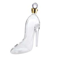 Un diseño innovador de zapato de tacón alto de vino tinto, un vaso vacío con tapa sellada y una botella de whisky gruesa. - details 4