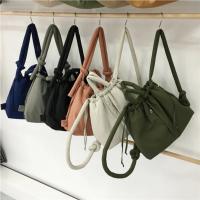 Bolso de hombro acolchado para mujer, mochila informal de nailon suave, bolso Simple de gran capacidad con cordón - details 3
