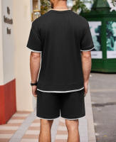 Traje deportivo de hombre con bloques de color, pantalones cortos de dos piezas, cuello redondo y camiseta de manga corta. - details 3