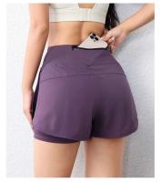 Pantalones cortos de yoga con bolsillos para deportes activos con cintura elástica y capa para correr de secado rápido para mujer - details 11