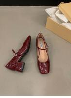 Zapatos rojos de tacón grueso para mujer con falda y zapatos de noche. - details 9
