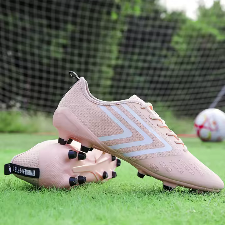 Hombre y mujer adulto adolescente fondo de uñas largas uñas rotas fondo plano hierba antideslizante zapatos de fútbol - 1