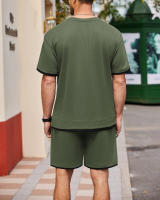 Traje deportivo de hombre con bloques de color, pantalones cortos de dos piezas, cuello redondo y camiseta de manga corta. - details 13