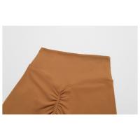 Una mujer con pantalones cortos de yoga de cintura alta que levantan la cadera sobre pantalones cortos deportivos ajustados, adelgazantes y para correr. - details 22