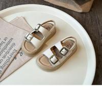 Sandalias de playa informales para niños y niñas, zapatos planos con hebilla de Metal para vacaciones de verano, diseño minimalista de estilo neutro elegante - details 5