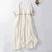 Vestido de lino y algodón de verano 2025 de talla grande y manga corta para MM regordeta. Tiene un estilo literario y retro, es holgado, con bordado, cuello redondo y es un vestido de longitud media. - details 1