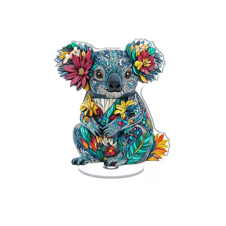 Adorno acrílico giratorio con un koala en un estilo de vidriera vibrante con motivos florales y contornos atrevidos sobre un fondo brillante - 1