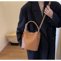 Bolso de mano de mujer nuevo de primavera y otoño de nicho de moda 2025, bolso de hombro versátil de moda, bolso de cubo tejido. - details 16