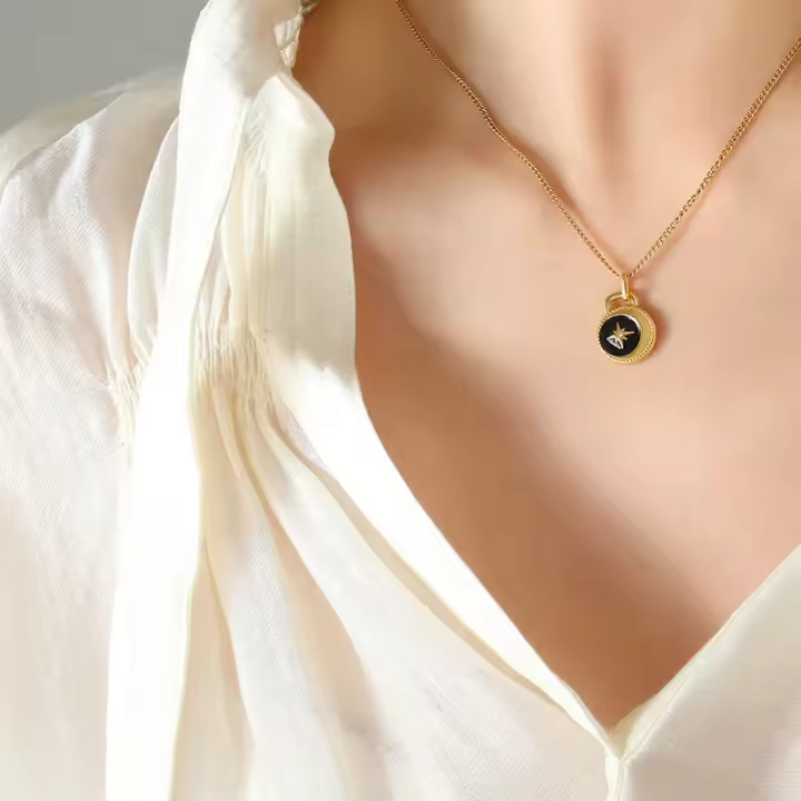 Gran oferta europea y americana, joyería retro, collar con colgante redondo de mango, joyería chapada en oro de acero de titanio - 1