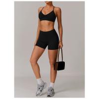 Una mujer con pantalones cortos de yoga de cintura alta que levantan la cadera sobre pantalones cortos deportivos ajustados, adelgazantes y para correr. - details 18