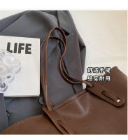 Bolso de gran capacidad retro premium, bolso de hombro simple y explosivo para mujer, bolso de mano para llevar bajo el brazo. - details 4