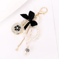 Llavero Elegante De Botella De Perfume Para Mujeres Y Niñas Con Nudo De Perla Falsa Y Llavero De Bolso Lindo Creativo Regalo Blanco - details 0