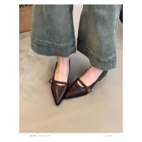 2025 nueva primavera y otoño francés puntiagudo tacón medio zapatos Mary Jane zapatos de boca poco profunda de los niños de una palabra hebilla cinturón tacón grueso zapatos individuales - details 2